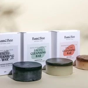 A Barra de Limpeza Facial da Bam & Boo é um produto de cuidado pessoal natural e vegan, formulado com ingredientes cuidadosamente selecionados para limpar suavemente a pele do rosto.