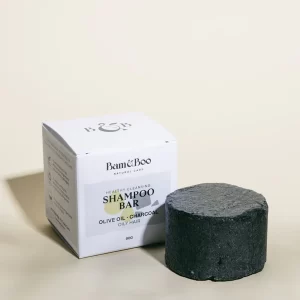 O Shampoo Bar para Cabelos Oleosos Azeite + Carvão Vegetal Bam & Boo é um produto natural formulado para limpar suavemente e equilibrar a produção de óleo no couro cabeludo.